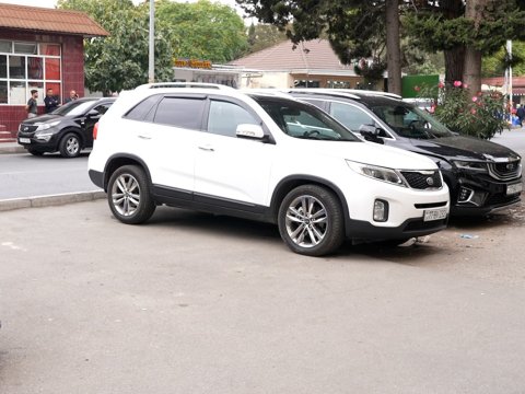 Avtomobilin səkidə saxlanması inzibati xətadır - VİDEO