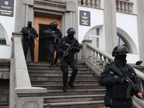 Avtomatla Xankəndiyə keçmək istədi - Gizlədilən və satılan silahlar aşkarlandı