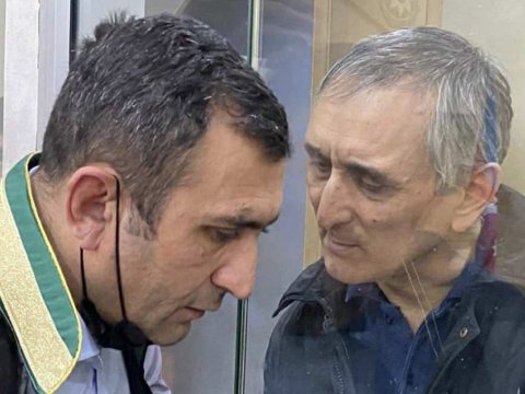 Tanınmış vəkilin fəaliyyəti dayandırıldı