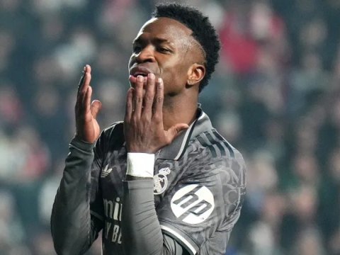 Məşhur futbolçunun evi yandı