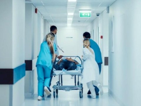 Qardaşı tərəfindən bıçaqlanan gənc xəstəxanada öldü