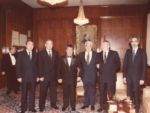 Bir fotoğrafın tarihi: Elçibey Türk devletleri liderlerinden neden ayrı DURUYOR...