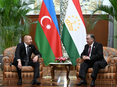 Prezident tacikistanlı həmkarı ilə görüşdü - FOTO