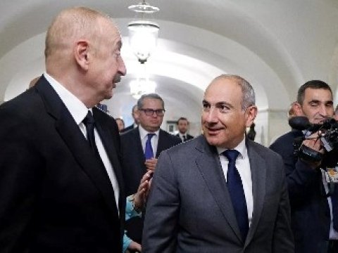 İlham Əliyevlə Paşinyan arasında səmimi söhbət olub