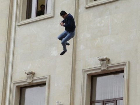 Özünü xəstəxananın ikinci mərtəbəsindən atan şəxslə bağlı RƏSMİ AÇIQLAMA