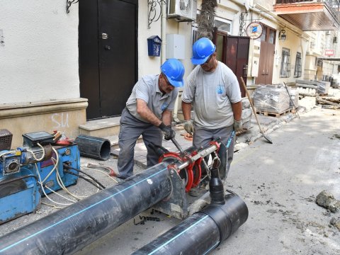 Daha bir küçədə içməli su və kanalizasiya xətləri yenilənir - VİDEO