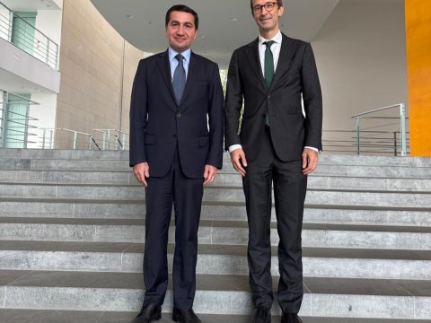 Hikmət Hacıyev Almaniya kanslerinin müşaviri ilə görüşdü