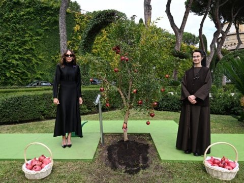 Prezident ailəsi Vatikan bağlarında ağacəkmə mərasimində - FOTO