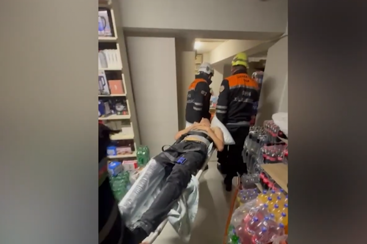 Yeniyetmə qaldırıcı qurğu ilə yükləri qaldırarkən yıxıldı - VİDEO