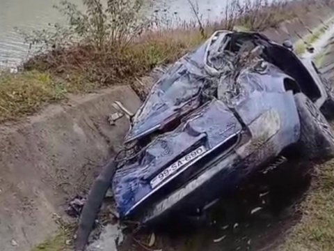 Avtomobil kanala aşdı - 5 nəfər yaralandı