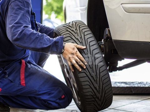 Təkəri dəyişərkən maşının altında qalıb öldü