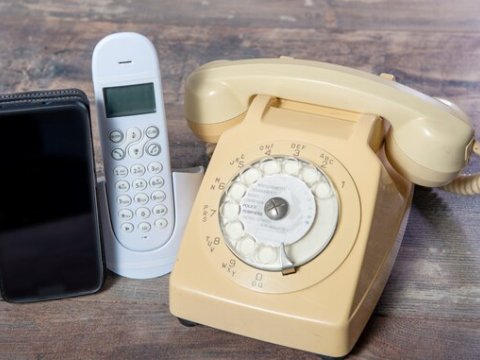 Azərbaycanda 230 minə yaxın insan ev telefonundan İMTİNA EDİB
