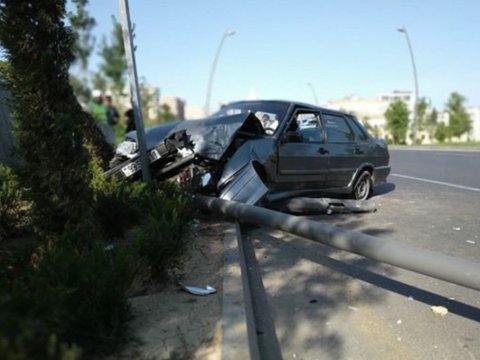 Astarada avtomobil dirəyə çırpıldı - Sürücü yaralandı
