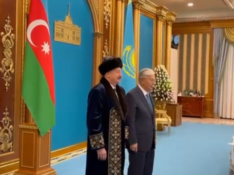 Tokayev İlham Əliyevə qazax milli geyimini hədiyyə etdi - VİDEO