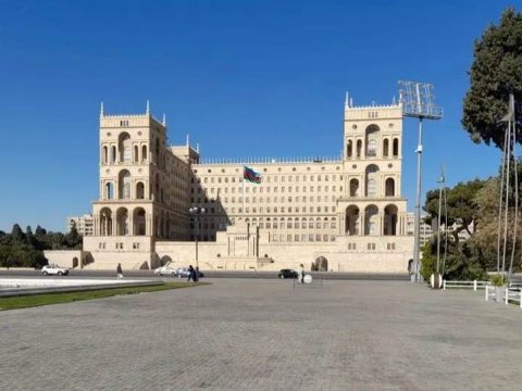 Azadlıq meydanının qarşısından keçən yol BAĞLANIR