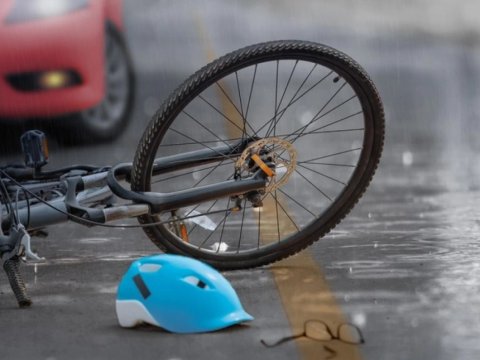 Lənkəranda avtomobil velosipedçini vurdu