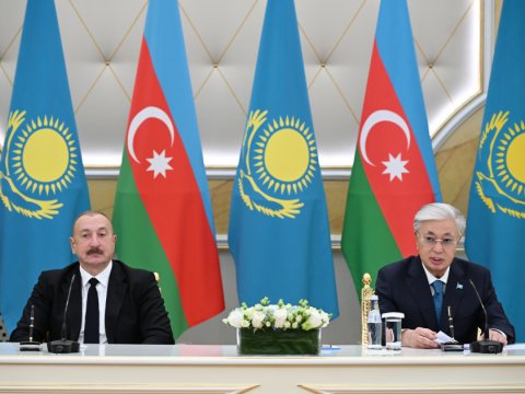 İlham Əliyev Tokayevi Azərbaycana dəvət etdi