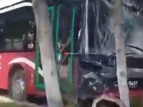 125 nömrəli avtobus bulvarda ağaca çırpıldı: sürücü yaralandı - VİDEO