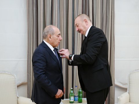 Prezident Yaqub Eyyubova “İstiqlal” ordenini təqdim etdi