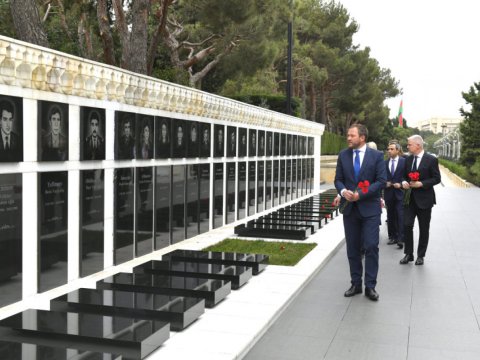 Estoniya XİN rəhbəri Şəhidlər xiyabanını ziyarət etdi