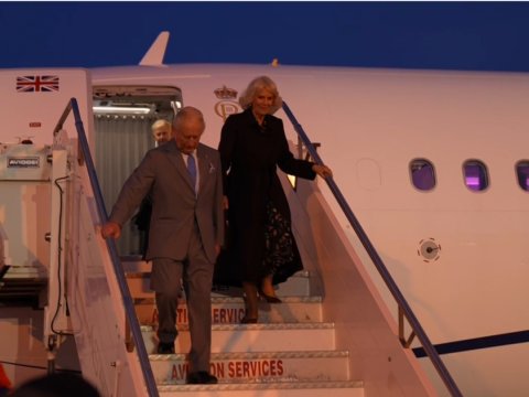 Britaniya kralı bu ölkədə səfərdədir