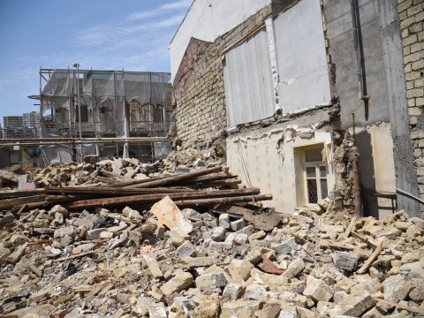 Bakıda qəzalı binaların sökülməsinə BAŞLANILDI