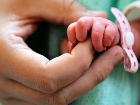 Maşında dünyaya gələn körpə öldü