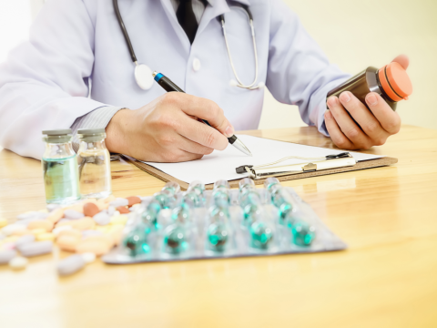 Dərmanların adlarının xidmətlər zərfinə daxil edilməsi meyarları təsdiqləndi