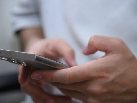 Azərbaycana gətirilən mobil telefonlara 100 manat aksiz vergisi tətbiq ediləcək