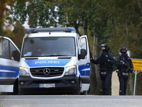 Almaniyada hərbçilər polisə atəş açdı