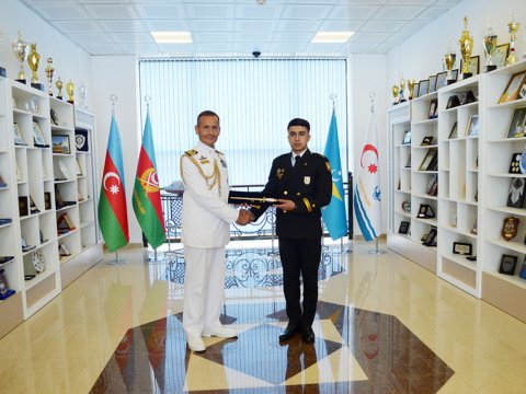 Azərbaycanlı zabitə “Tələbələrin şərəf qılıncı” təqdim edildi