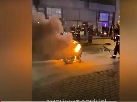 Minik maşının mühərriki yandı - VİDEO