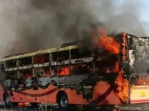 Hindistanda avtobus qəzası - Sərnişinlər yanaraq öldü
