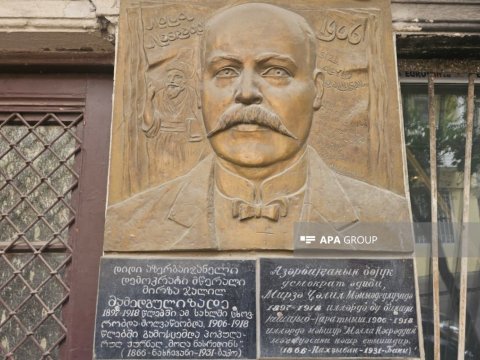 Mirzə Cəlilin barelyefində “Azərbaycan” sözü bərpa olundu