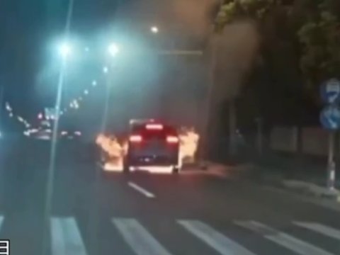 Çin aracı birkaç saniye içinde küle döndü - ANBEAN GÖRÜNTÜLER