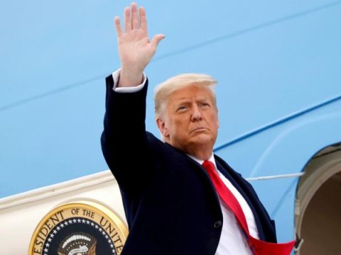 Tramp Yaponiyaya gedir