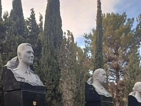 Rusiyanın öldürdüyü Milli Qəhrəmanların büstləri - GÖRÜNTÜ 