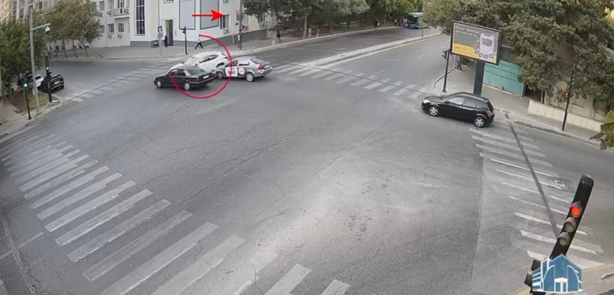 Bakıda "qırmızı"da keçən avtomobil qəzaya səbəb oldu - ANBAAN GÖRÜNTÜLƏR