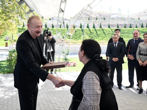 İlham Əliyev Horovlu sakinlərinə mənzillərin açarlarını təqdim etdi