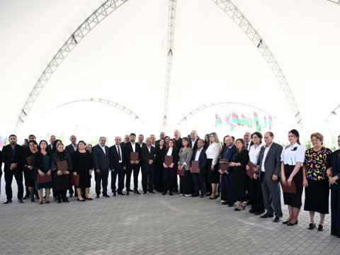 İlham Əliyev Zəngilan sakinləri ilə bir arada