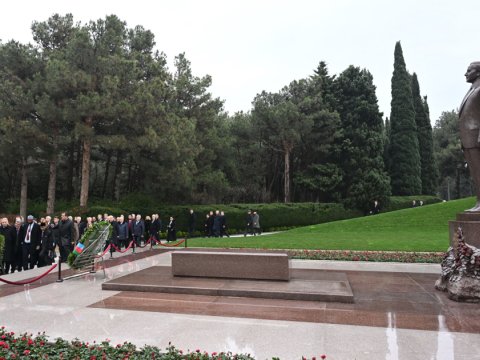 Xarici parlamentarilər Fəxri və Şəhidlər xiyabanlarında