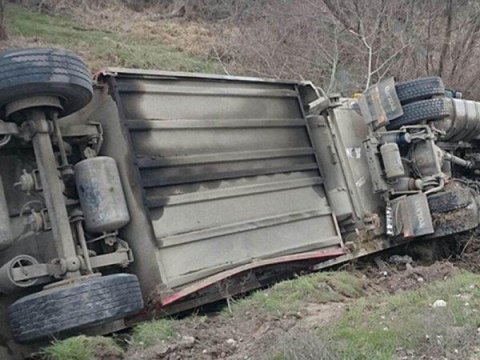 Ağdərədə betonqarışdıran maşın dərəyə aşdı - Sürücü öldü