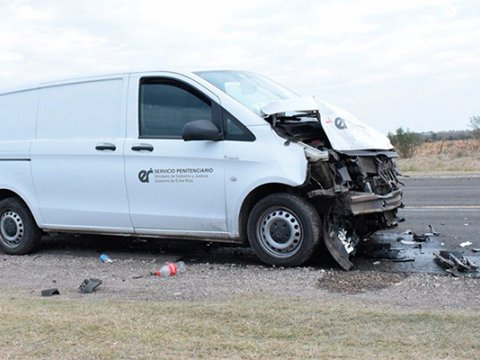 Sərnişin mikroavtobusu ağaca çırpıldı - Xəsarət alan var