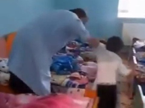 Bağçada azyaşlıya şiddət göstərən dayə İŞDƏN ÇIXARILDI