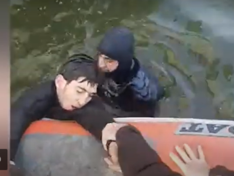 Bulvarda dənizdə batma təhlükəsi olan şəxs xilas edildi - VİDEO