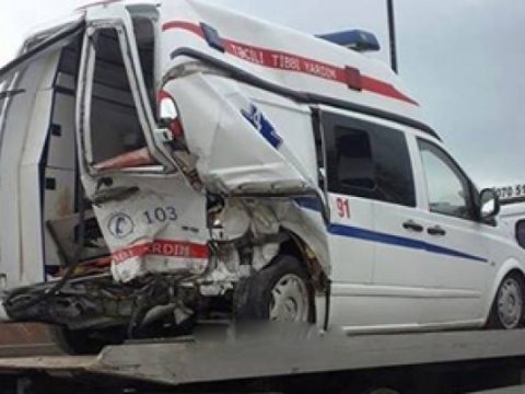 Gəncədə təcili yardım avtomobili qəzaya düşdü