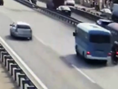 Avtobus motosikletlə toqquşdu - VİDEO