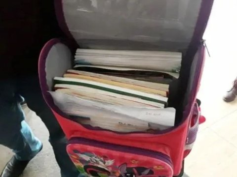 Pulu itən müəllim şagirdin çantasını yoxladı - CƏZALANDIRILDI