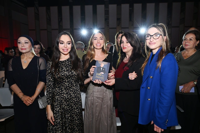 Prezidentin qızları və gəlini təqdimat mərasimində - FOTOLAR