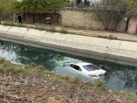 Sumqayıtda avtomobil kanala düşdü - Yaralananlar var
